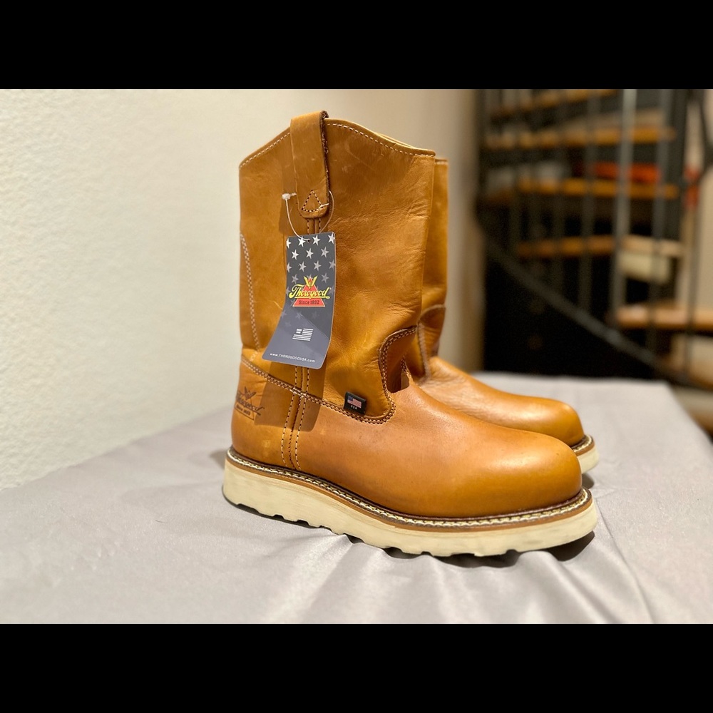 New with tags Thorogood pull on boots